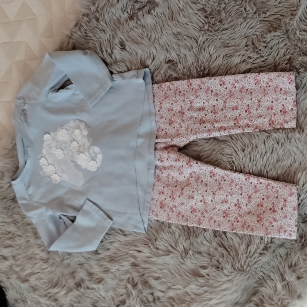 Unicorn tee and floral leggings